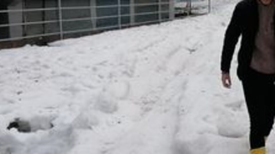 Antalya'yı fırtına ve sağanak vurdu! Kamyon devrildi, su bastı