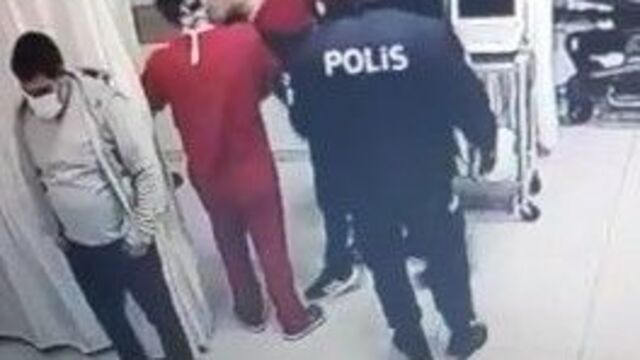 Doktora kafa attı!