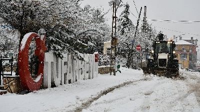 Tipi etkisi! Adana'da elektrik direkleri devrildi
