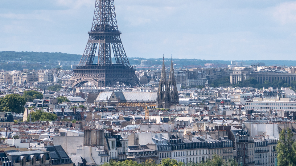 Paris'te bıçaklı bir kişi iki kadını rehin aldı