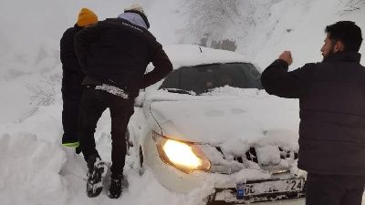 Çığ düşünce dağda mahsur kaldılar!