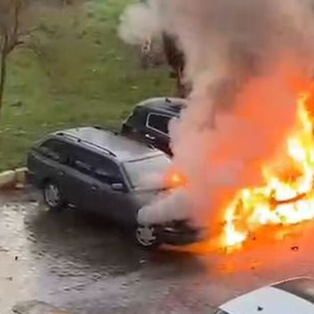 Otoparkta korku dolu anlar! 3 araç yandı