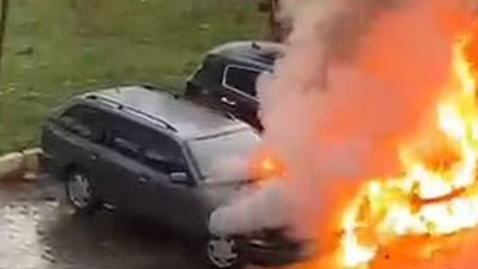 Otoparkta korku dolu anlar! 3 araç yandı