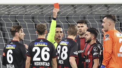 1 dakikada 2 kırmızı kart! Caner...