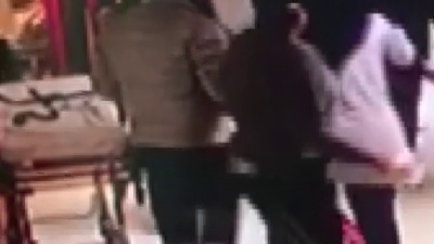 Doktorun başına kolonya şişesiyle vurdu!