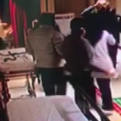 Doktorun başına kolonya şişesiyle vurdu!