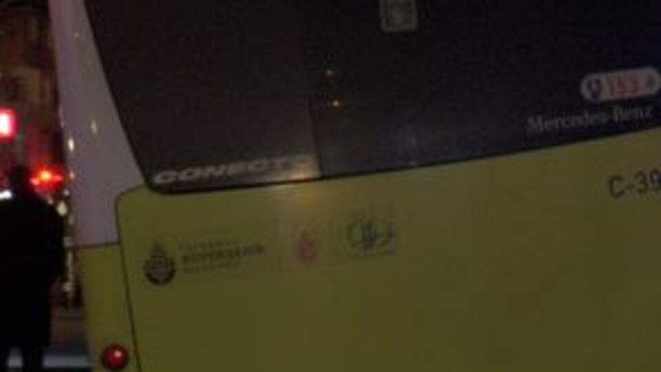 Otobüs balkona sıkıştı, yolcular bayıldı