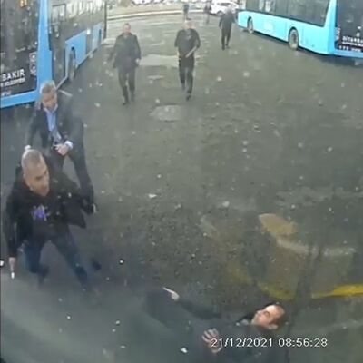 Hızlı gitmeyen şoförü bıçakladı!