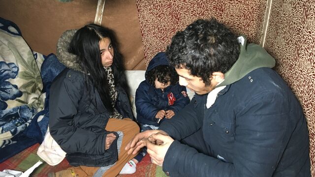 Bursa'da kış günü iç acıtan görüntüler! Eşi ve 3 yaşındaki kızıyla mağara gibi depoda yaşıyor