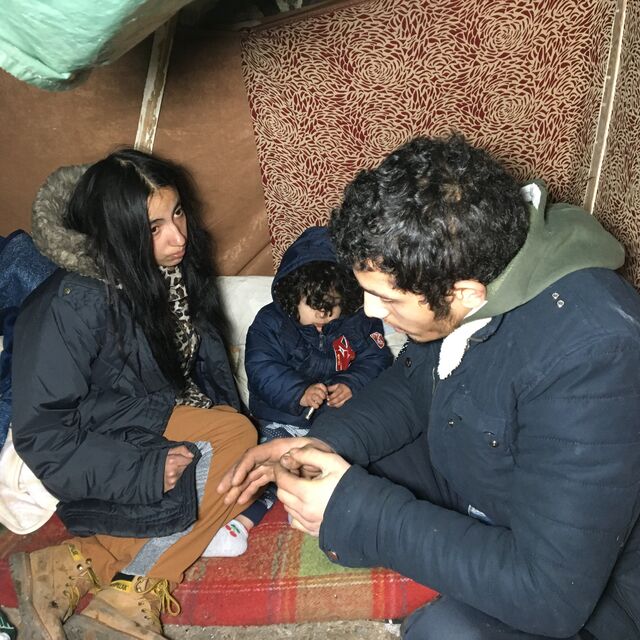 Bursa'da kış günü iç acıtan görüntüler! Eşi ve 3 yaşındaki kızıyla mağara gibi depoda yaşıyor