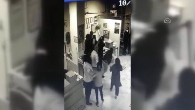 Sağlık çalışanının başına demir bariyerle vurdu!