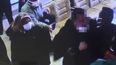 Hasta yakını doktorun burnunu kırdı!