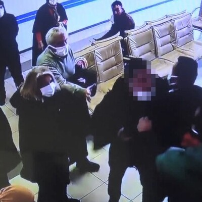 Hasta yakını doktorun burnunu kırdı!