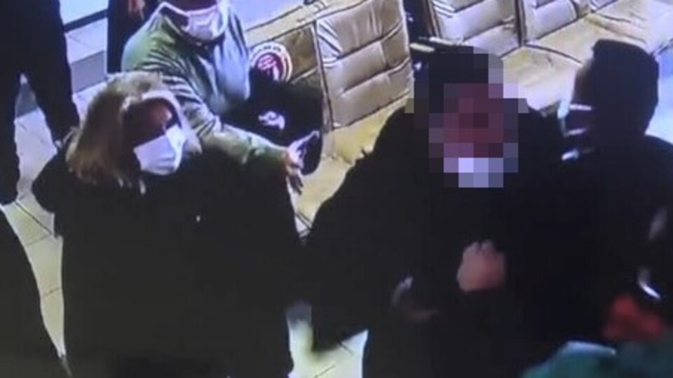 Hasta yakını doktorun burnunu kırdı!