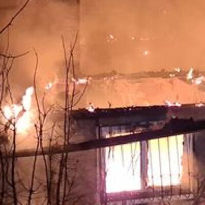 İki katlı ev alevlere teslim oldu!