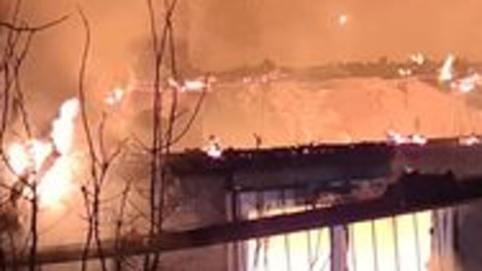 İki katlı ev alevlere teslim oldu!