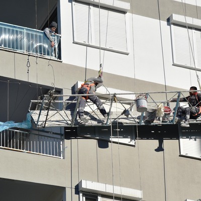 Boya ustaları iskelede asılı kaldı!