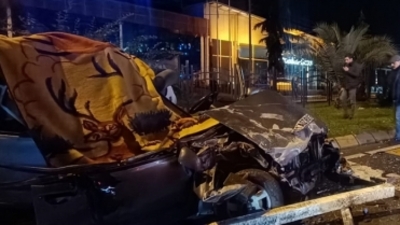 Otomobil TIR'a çarptı: 1 ölü, 1 yaralı