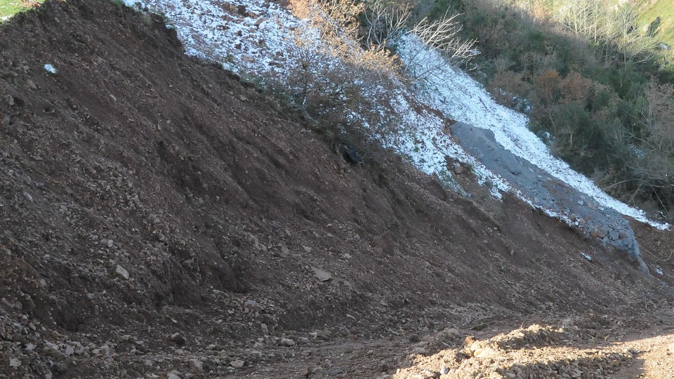 Dereye yatağındaki kötü koku ekipleri harekete geçirdi