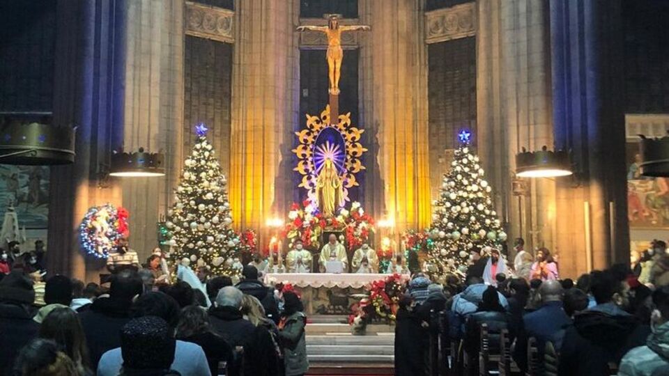 Saint Antuan Kilisesi'nde Noel ayini