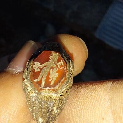 Yol genişletme kazısında bulundu