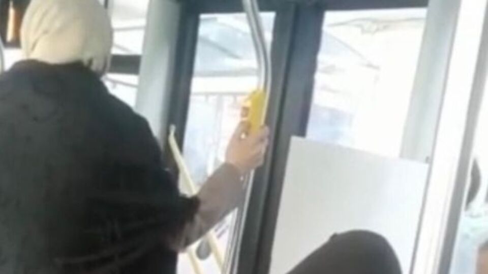 Görenler şoke oldu! Dedenin örgü aşkı!