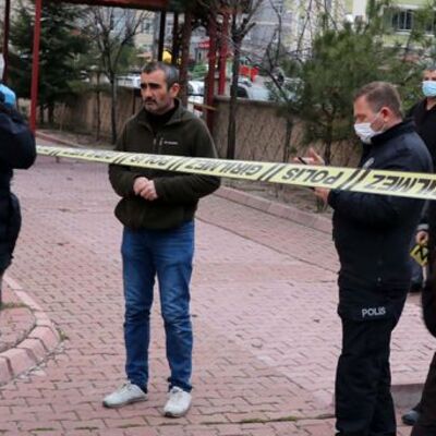 İki çocuk 7. kattan beton zemine düştü