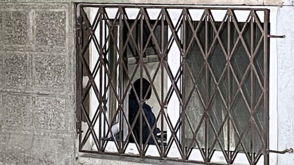 Eşini katledip, evi ateşe verdi