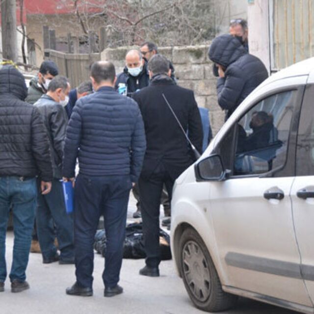 Otomobilin altında ölü bulundu
