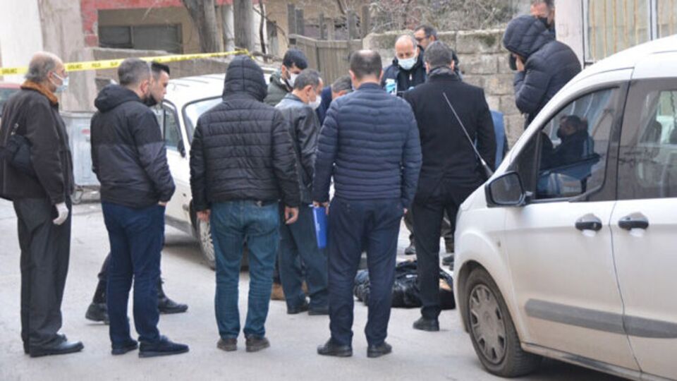 Otomobilin altında ölü bulundu