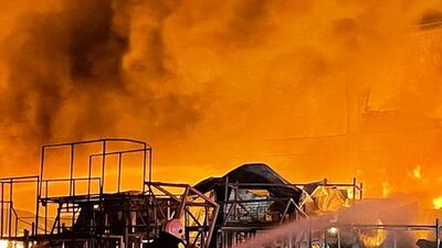 Mobilya fabrikası alev alev yandı: 2 yaralı