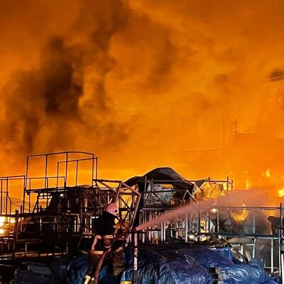 Mobilya fabrikası alev alev yandı: 2 yaralı