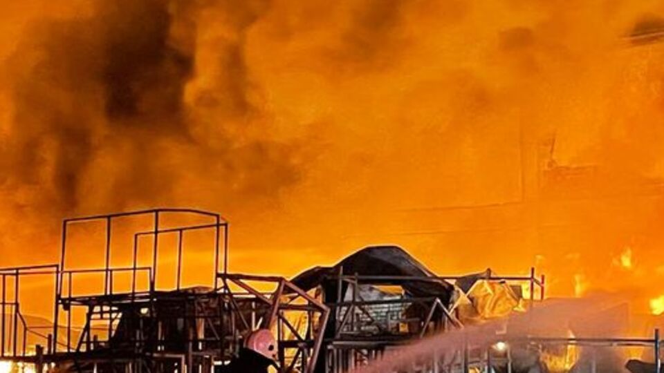 Mobilya fabrikası alev alev yandı: 2 yaralı