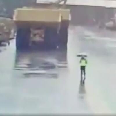 Üzerine yıldırım düşen görevli sağ kurtuldu!