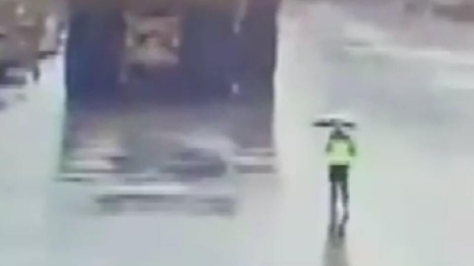 Üzerine yıldırım düşen görevli sağ kurtuldu!