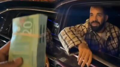 Ünlü şarkıcı sokakta para dağıttı!