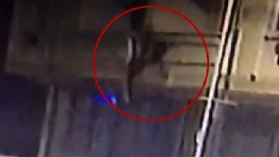 Kadın aracın üstüne düştü! Dehşet kamerada!