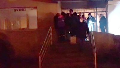 Çok acı! Minik Umut kanepenin yanına saklanmış...