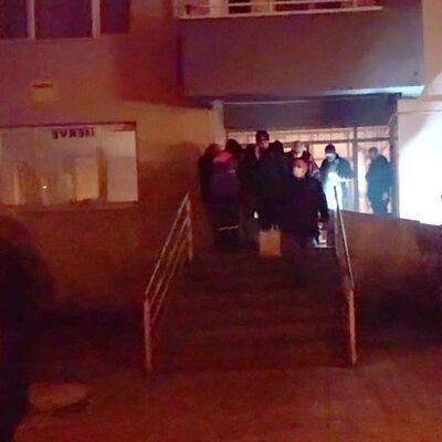 Çok acı! Minik Umut kanepenin yanına saklanmış...