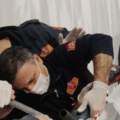 Sırtına şerit testere saplandı