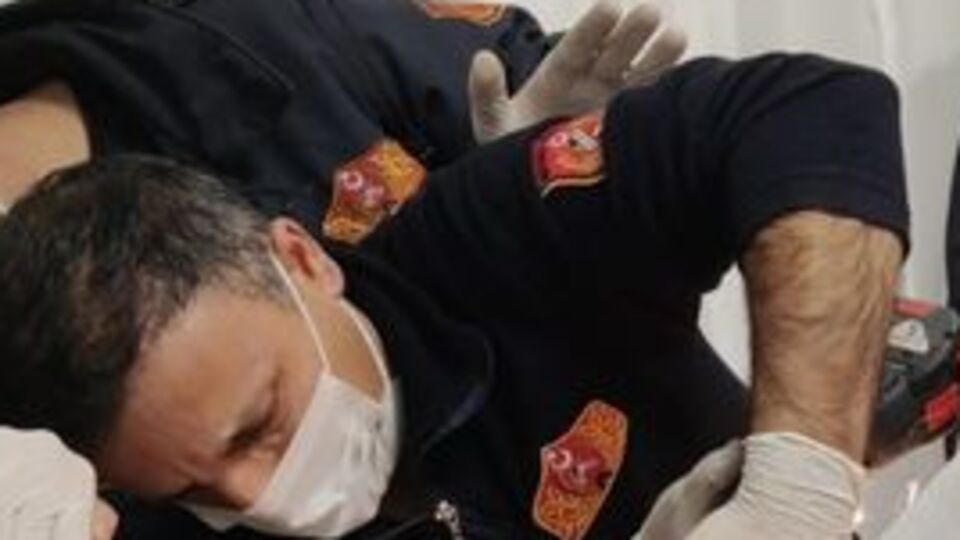 Sırtına şerit testere saplandı