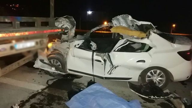 Otomobil TIR'a arkadan çarptı: 1 ölü