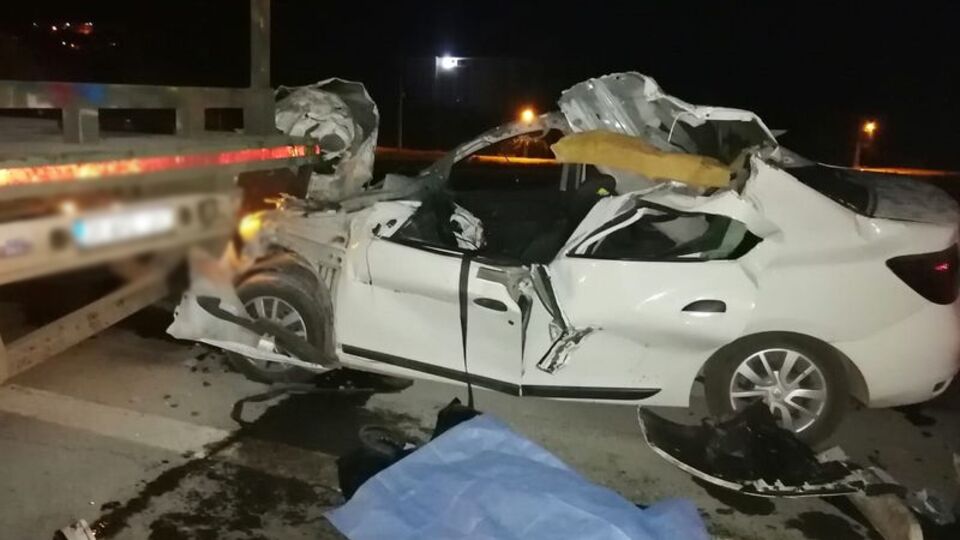 Otomobil TIR'a arkadan çarptı: 1 ölü