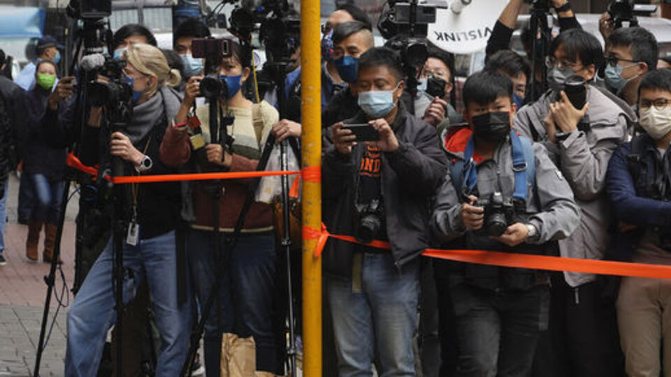Hong Kong'da medya kuruluşuna polis baskını