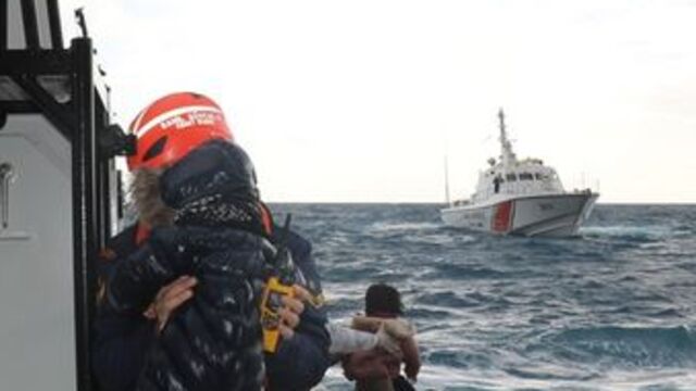 İzmir açıklarında göçmen teknesi battı: 2 ölü