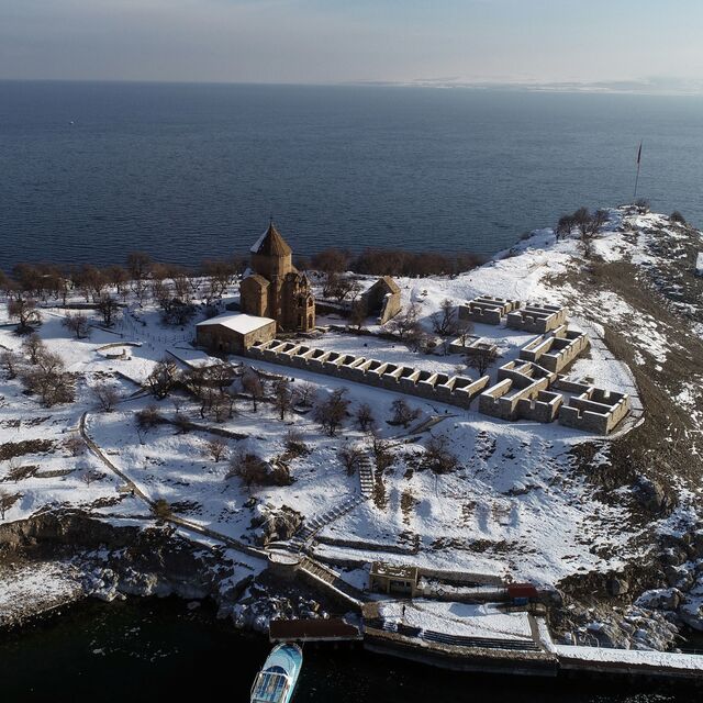 Akdamar Adası'nda seyrine doyumsuz kış manzarası