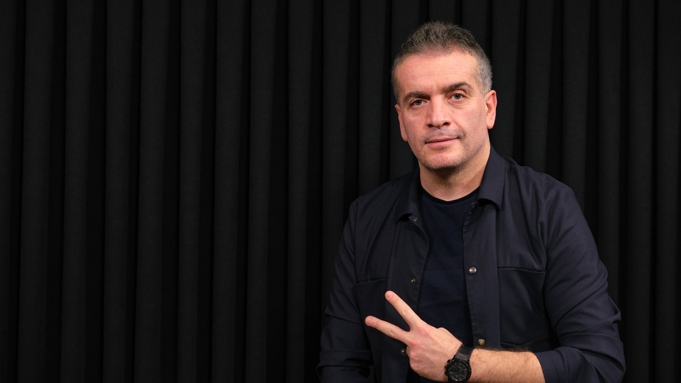 "Anayasa kitabı daha havadayken battım"