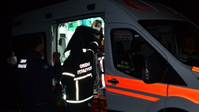 Rüzgara kapılan paraşütçü ağaca takıldı