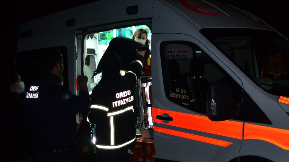 Rüzgara kapılan paraşütçü ağaca takıldı