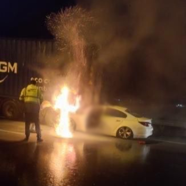 TIR'a çarpan otomobilin sürücüsü yanarak can verdi